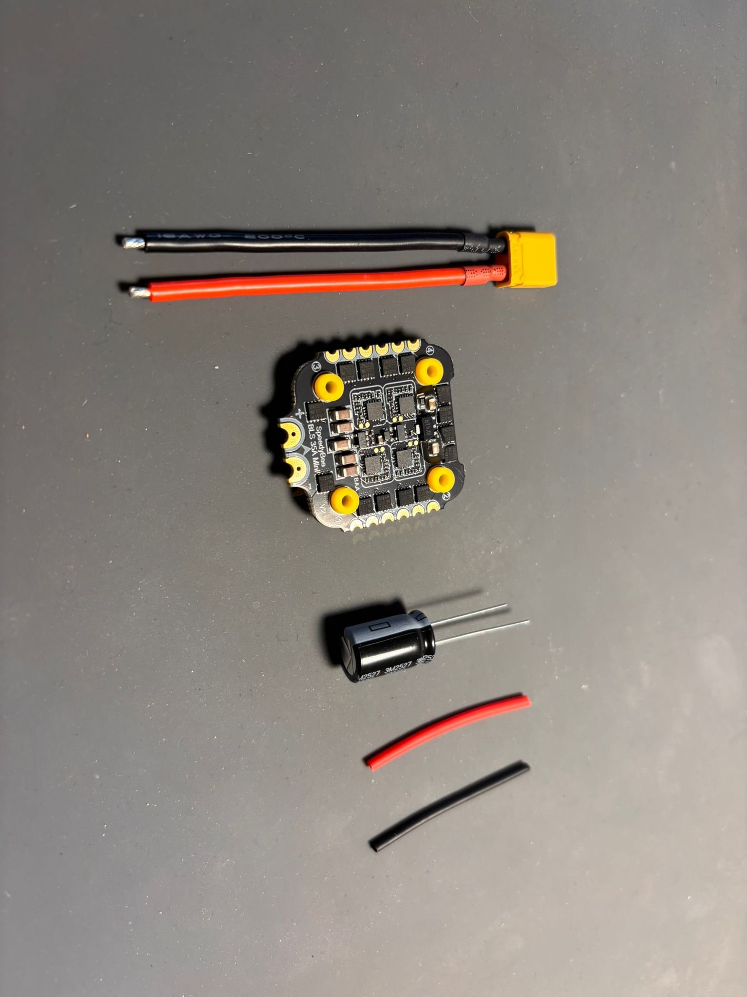 Soldando la placa a los cables de batería junto con el condensador.